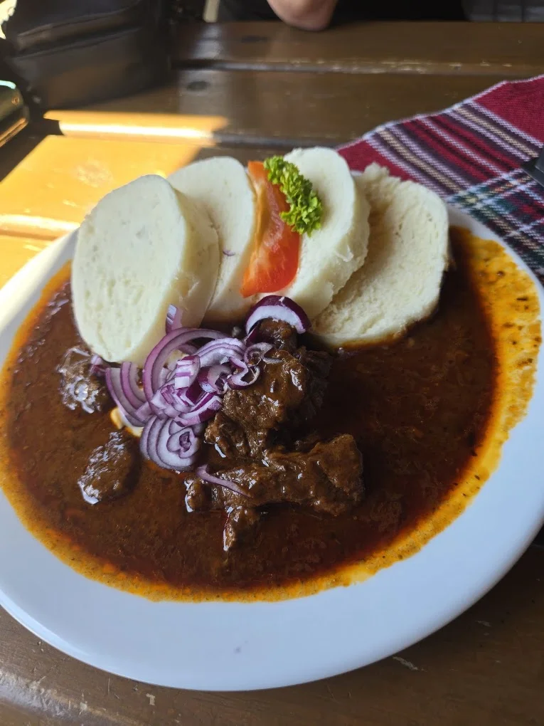Guláš s knedlíkem v restauraci