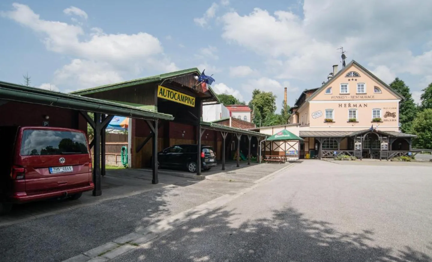 Příjezd k penzionu a kryté parkování