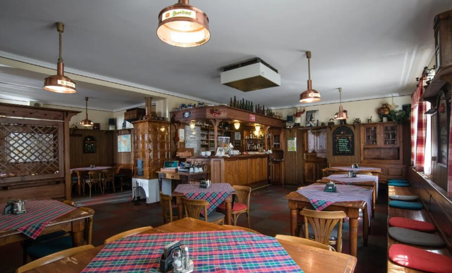 Rustikální interiér restaurace a bar