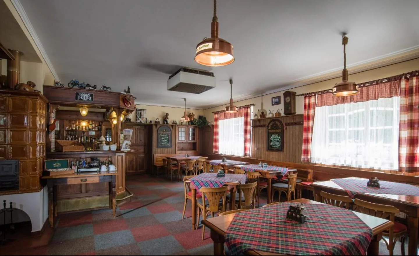 Útulná restaurace s posezením u oken